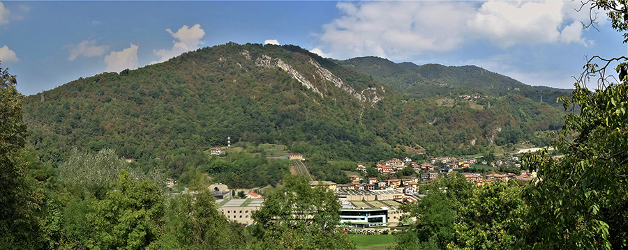 Vista panoramica da Cassettone di Sedrina verso la Corna Rossa salita ad anello da Zogno